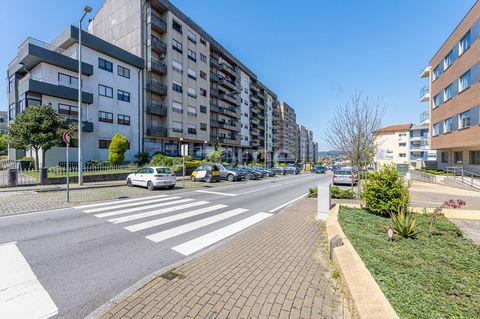 Identificação do imóvel: ZMPT576555 Imóvel ocupado. Disponível para visitas a partir do dia 12 de maio. Oportunidade para habitação própria ou investimento: Ótimo apartamento T1 remodelado, em localização privilegiada, em Águas Santas, limite com a c...