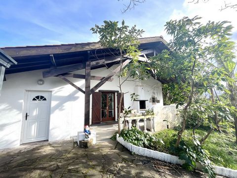 Charming traditional 6-room house, nestled on a plot of 1300 m², offering peace and quiet. Spacious and bright, it has great potential and an ideal setting for a peaceful life. Some renovation work will bring it up to date.
