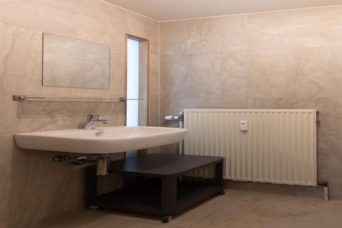 De studio beschikt over een tweepersoonsbed met dekbed voor twee gasten in het slaapgedeelte en een slaapbank in de woonkamer, geschikt voor twee extra gasten. De studio is rookvrij, huisdiervrij en is ontworpen zonder tapijt voor een schonere, aller...