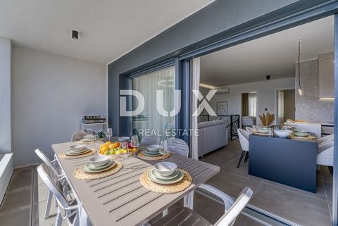 Location: Primorsko-goranska županija, Krk, Krk. ISLAND OF KRK, CITY OF KRK - two-story apartment with garden and swimming pool near the sea. The 118 m2 apartment consists of a front entrance, a larger room intended for recreation with access to a la...