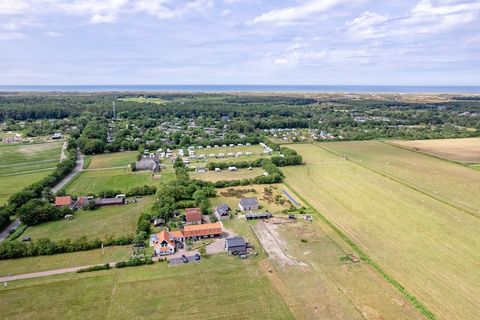 Verscholen aan de rand van het bos, vlakbij Den Burg, biedt dit charmante, huisdiervriendelijke vakantiehuis een serene oase voor maximaal 8 gasten. Op slechts 1,5 km van de zee en 4 km van het strand van Paal 17, combineert het rustige natuur met av...
