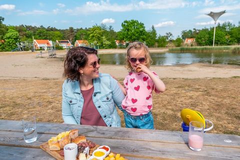 Dit vrijstaande tiny house ligt op het ruim opgezette vakantiepark Resort De Zanding, omringd door natuurgebieden, waaronder het Nationale Park De Hoge Veluwe, op 19 km. ten noordwesten van de gezellige stad Arnhem. Het kleinschalige centrum van Otte...