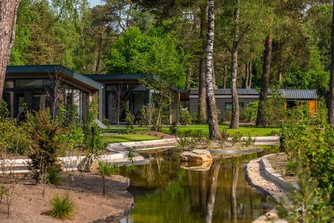 Dit vrijstaande chalet staat op het natuurrijke vakantiepark Resort De Hooge Veluwe. Het ligt pal tegenover het mooie en unieke Nationaal Park Hoge Veluwe en toch op maar 9 km. van het gezellige centrum van de stad Arnhem. Het chalet is sfeervol en c...