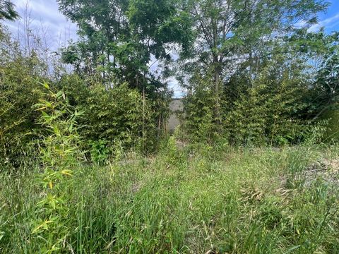 Terrain constructible de 639 m2 , borné , libre constructeur plat et ensoleillé, centre du village, non viabilisé