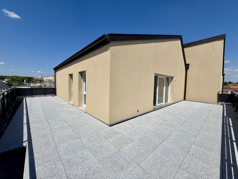 À vendre Appartement T4 de 104 m2 en dernier étage avec terrasse panoramique Metz Dans un immeuble contemporain, situé à Metz, découvrez ce magnifique appartement T4 de 104 m2 en dernier étage, avec une terrasse exceptionnelle de 67 m2 offrant une vu...