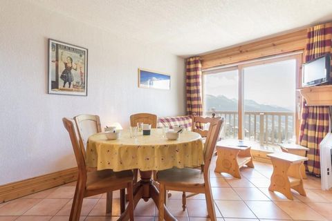 The residence Le Chantel is a residence of standing, with a coconning indoor. It is located at the foot of the ski slopes, and 5 mn from the shops by free shuttles. You will have a panoramic view on the resort and the valley. Surface area : about 40 ...