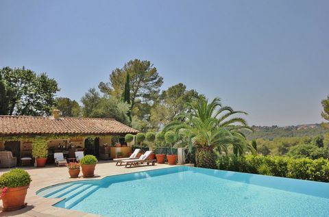 Beautiful property next to the Golf de Mougins in a closed domain. Large garden and land of approximately 13,665 m2 and forest of approximately 22,316 m2 in private use. Panoramic view of the Golf de Mougins.... Beautiful property next to the Golf de...