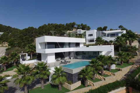 Op een heldere dag kunt u uitkijken over de Middellandse Zee naar Ibiza. Moderne architectuur met schoon vormen en rechte lijnen, spannende combinatie van klassieke elementen en avant-garde materialen maken de harten van het platform fans beat snelle...