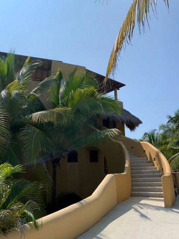 Departamento en venta en Playa Blanca Zihuatanejo es un conjunto frente a la playa, con solo 18 departamentos, el condominio cuenta con un frente de playa en conjunto de de 53.30 metros libres de limitaciones, vistas espectaculares. Ph de dos plantas...