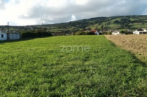 Identificação do imóvel: ZMPT553508 Flat land with 4240m2, located in Algar, in the parish of Feteira, municipality of Horta on the island of Faial. Rustic property intended for tilled land with the possibility of applying for permission for construc...