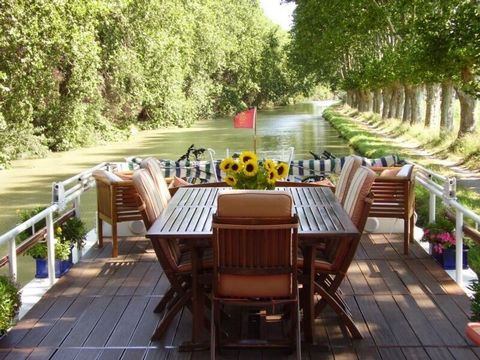 Magnificent Dutch barge from 1905, renovated in 2019. The interior, very warm, offers 3 distinct spaces: a relaxing living space composed of the living room, bathed in light thanks to its brass portholes offering direct views of the Canal and its par...