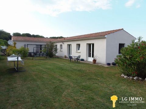 Single storey 3 bedroom house located in a quiet hamlet just 3 minutes from St-Fort-sur-Gironde with a weekly market, restaurant/bar and local shops, 10 minutes from Port Maubert with bars and restaurants on its pretty harbour. The property has a bea...