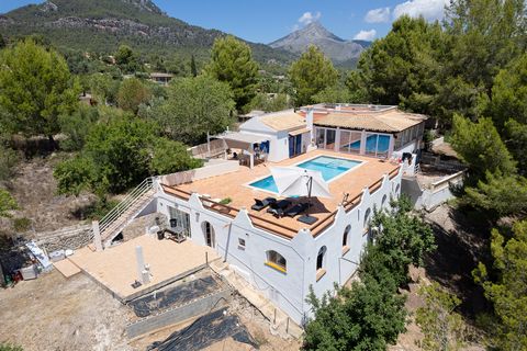 This villa for sale is located in Es Capdellà and offers incredible sea views from the foot of the Tramuntana. Built in 1950, the villa has a classic Mediterranean style and consists of two floors. The villa has a living area of approx. 290 m² and co...
