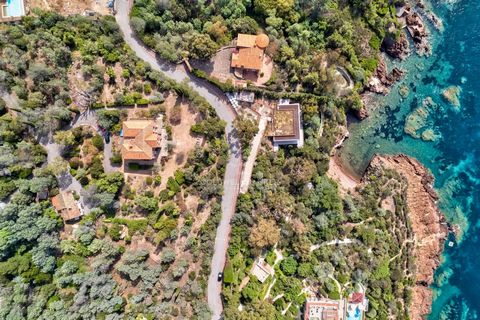 Stunning 180° sea view property, south facing and only 50 meters from the sea. The property is made up of the main villa of 400sqm and caretaker's house of 68sqm. The land is flat with an incredible development potential. Situated close to a very hig...