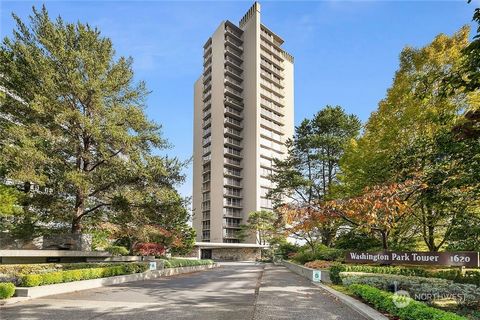 This grand & gracious urban condominium designed by renowned architect, Roland Terry, offers approximately 3,300 sq ft and 3 bedroom suites. An elegant floorplan that cannot be duplicated features 2 levels of living space with sweeping views of Lake ...