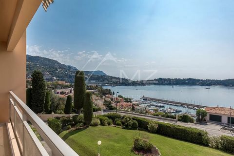 Ideally located in Villefranche-sur-Mer, only a few minutes walk from the beaches and the old town. In a residence with swimming pool and park, a magnificent crossing flat of 75 sqm, with a very nice terrace of 14 sqm facing south offering an excepti...