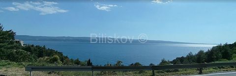 Omiš, Mala Luka, building plot of 4.301 m2 on the way out from city of Omiš. According to the location information, the land is located within the construction area of the settlement - undeveloped part, M3 - mixed zone, mainly touristic. A beautiful ...
