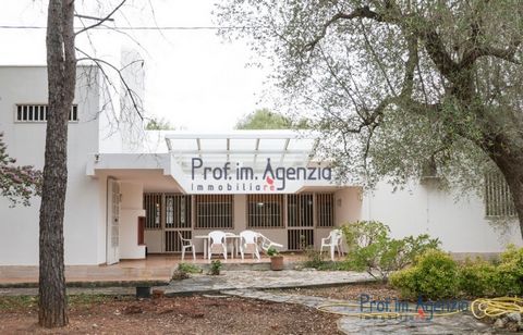 For sale interesting villa in the countryside of Oria, located a short distance from the town. The villa, bright thanks to the presence of many windows and lights, consists of a large living room, a living area with fireplace and kitchen, three bedro...