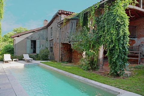 Ubicado en Campagne-d'Armagnac, esta pintoresca y lujosa casa de vacaciones cuenta con 5 habitaciones para 8 personas. Los huéspedes pueden relajarse en la piscina y acceder a WiFi gratis aquí. La propiedad no es adecuada para niños menores de 10 año...