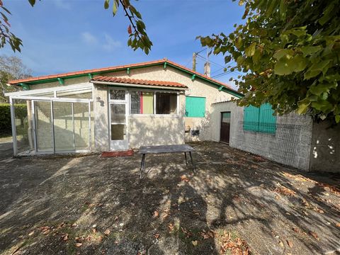 House of around 63 m2, to renovate, around two kilometers from the town centre. Atypical house to seize of approximately sixty-three square meters, consisting of two bedrooms, an office, a bathroom, a living room and an open kitchen. Adjoining it, a ...