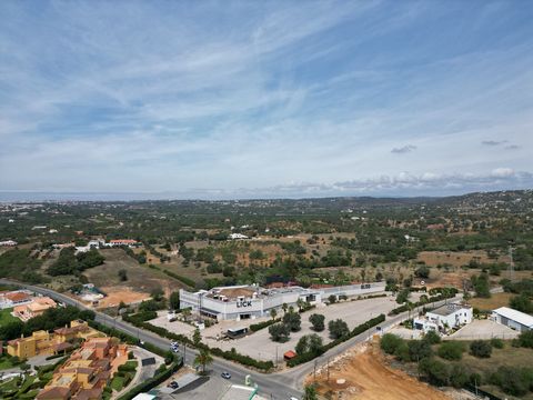 Présentation d’une propriété exceptionnelle en Algarve C’est avec beaucoup d’enthousiasme que nous présentons cette propriété, stratégiquement située dans l’Algarve, à VILAMOURA, d’une superficie totale de 31 472,00 m2. Dans ce est inséré la plus gra...