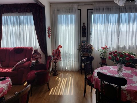 Very nice apartment in NUE-PROPRIETE (lady of 83 years old) on the 9th floor with elevator of a beautiful residence in Vichy, close to the city center. Cosy apartment, completely renovated with exceptional view of the city. Entrance, living room, fit...