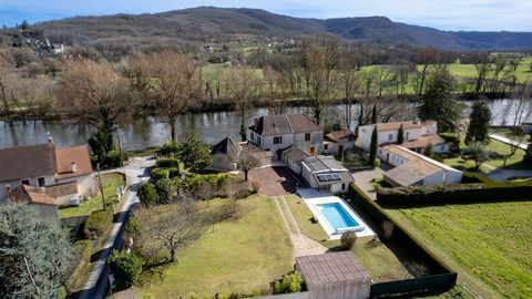 On the banks of the Dordogne river, 2 minutes from all amenities, magnificent stone house composed on the ground floor of an entrance/hallway, bedroom with private shower room, kitchen open to the living room, veranda with direct view of the river, o...