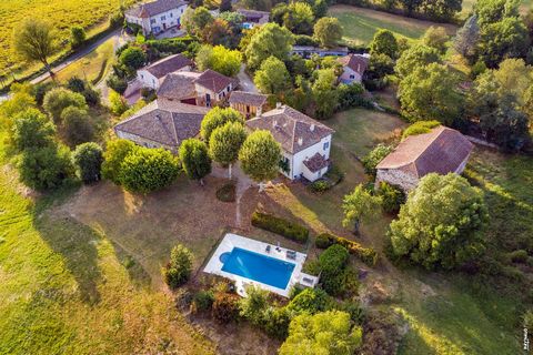 This unique property is nestled in the heart of the prestigious Golden Triangle, less than an hour from Toulouse international airport. It includes two dwelling houses and several barns, all on 7 hectares of contiguous land, offering a harmonious com...