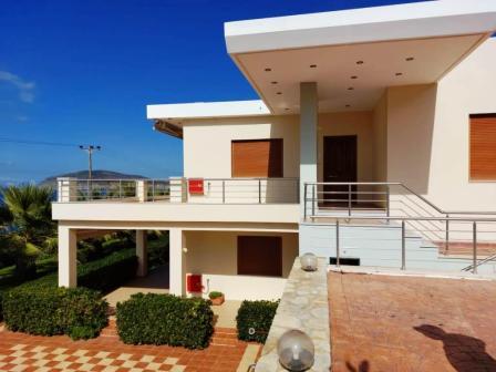 Tholos Kavousi, Ierapetra, Creta orientale: Fantastica villa su due piani, direttamente sul mare a Tholos Kavousi. Si trova su un terreno di 3.530 m2 e dista solo 50 metri dal mare. Si compone di due appartamenti al piano terra di 80 mq e 90 mq e al ...