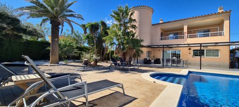 In the prestigious urbanization of the fishing village of lAmetlla de Mar big detached detached house of 360 M2 built under sale management located on a magnificent corner plot of 764 M2 landscaped with Mediterranean plants and adult palm trees summe...