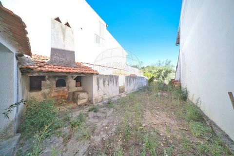 3 bedroom villa in Glória do Ribatejo Located in the center of the village, in need of recovery works with great potential of areas for a good living space. Ideal for home ownership or investment. Gross construction area of 102.65m2 Total plot area o...