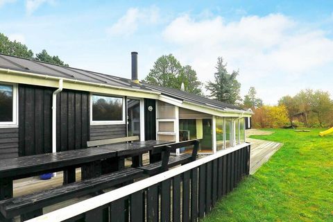 Dieses Ferienhaus liegt auf einem schönen Naturgrundstück, der an die Dünen und den kinderfreundlichen Strand in Bratten grenzt. Es gibt einen angelegten Garten mit Schaukel, Rutsche und zahlreichen Aktivitätsmöglichkeiten für Kinder und Erwachsene. ...