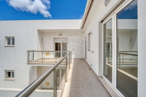 Excellent new 2 bedroom apartment with excellent areas, located in the center of the city of Rio Maior where you can do everything on foot and find commerce and services. It is 2km from the entrance of the A15, 1 hour from Lisbon and 30 minutes from ...