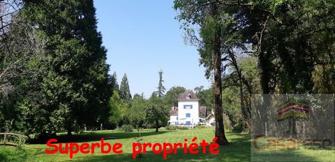 A vendre, Superbe propriété du 15ème siècle, située dans le département du LOT ,au cur du parc national des causses du Quercy, à 15 min de Cahors,7 min de l'autouroute,30 min de Saint Cinq Lapopie et de la vallée du Célé et est traversé par le chemi...
