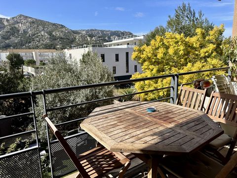 In a quiet area, a stone's throw from the creeks of Sormiou, in a wooded and secure residence, spacious 4-room apartment with terrace, living room on terrace with unobstructed view, 3 bedrooms, air conditioning, refreshment work to be planned. Annual...