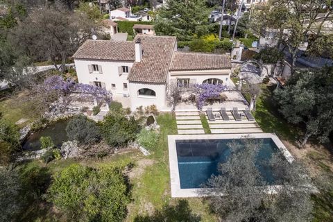 Situated within a small, private and secure estate in Mouans Sartoux (bordering Mougins), this beautiful Provençal villa boasts 234m2 of living space, accompanied by a magnificent landscaped garden of 4000 m2 with a swimming pool, a summer kitchen, a...