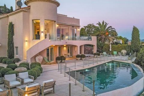 In a sought-after neighbourhood near the village, offering panoramic views of the Bay of Cannes, villa of 342 m² in grounds of 2,600 m² with a pool. It is comprised of a double living-room with open kitchen, 4 en-suite bedrooms with their own bath/sh...