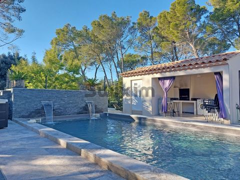 5 minutes from Uzès, on the edge of a green area, in a privileged, quiet and residential environment on a landscaped plot of 1861 m2, come and discover this magnificent house with contemporary design of 219 m2 with its 4 bedrooms with dressing room i...