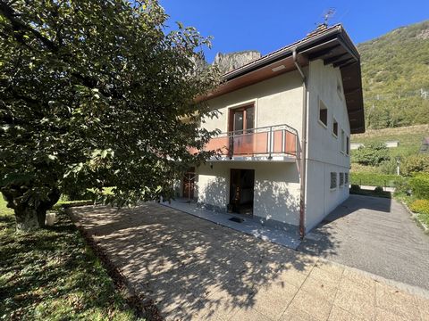 Great opportunity for this detached house near Moûtiers. Located in a quiet and residential area, this family home offers beautiful volumes, outdoor spaces and the possibility of developing the living area. On the ground floor, an entrance hall leads...