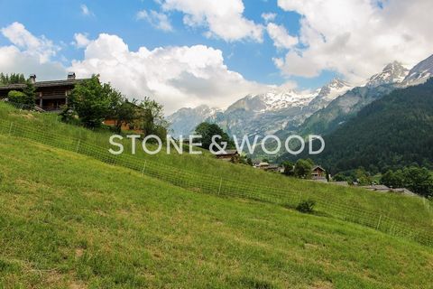Rare for sale. In a sought-after area 3 minutes from the village centre of La Clusaz, half chalet of approx. 178 m2 of living space (270 m2 of usable space) enjoying a peaceful setting, without vis-à-vis and a magnificent unobstructed view of the Ara...