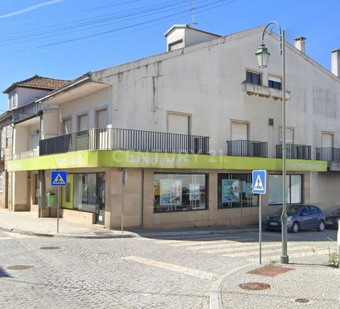 Apartamento T3 com uma área total de 137m2, situado em Ínsua, concelho de Penalva do Castelo, distrito de Viseu. Zona com boas acessibilidades, com proximidade às principais estradas, em plena estrada nacional 329 e a 10km do IP5. O imóvel está local...