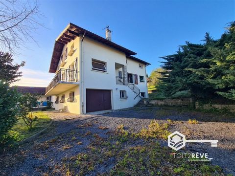 Toit2Rêve exclusive! In Hasparren, close to all amenities on foot, is this large house on a plot of 1117 m². It offers immense development and investment potential. The useful surface area of 358 m² is spread over 3 levels. On the ground floor: A lar...
