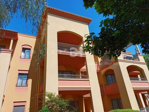 Located in Vilamoura. The described apartment presents itself as an ideal housing opportunity for those looking for comfort, convenience and luxury. With two bedrooms and located on the top floor, it offers a privileged view to the south, over a lush...