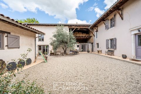 Perfectly suited to initiate a professional activity or to host a family reunion, this old farm of more than 400 m2, located in a charming little village just 5 minutes from the shops and the towpath on the banks of the Saône, is built on a plot of 3...