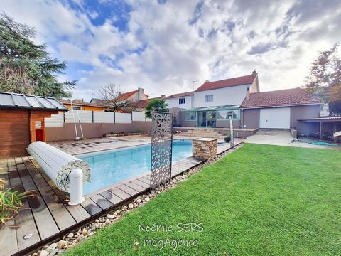Located in the town of Saint-Macaire-en-Mauges, about 10 minutes from Cholet, come and visit this pleasant town house, with a living area of 105 m², supplemented by a 32 m² heated veranda and built, on a fully enclosed garden of 822 m², with 16 m² ga...