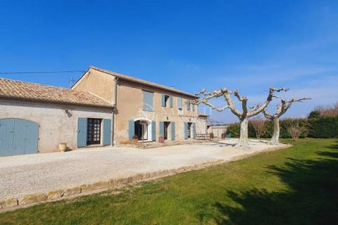 New: proposed by your NADOTTI agency, Beautiful farmhouse in the CAVAILLONAISE countryside on more than one hectare of land a few minutes from the town center and away from any noise pollution. With a living area of approximately 180 sqm, the propert...
