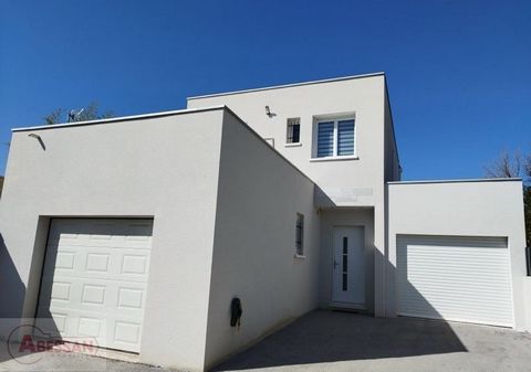 (HERAULT 34) For sale in Juvignac, ideally located in the La Plaine sector, at the gates of Montpellier: Discover this beautiful contemporary villa comprising on the ground floor: an entrance, a large living room of 44 m2 with its living room and its...