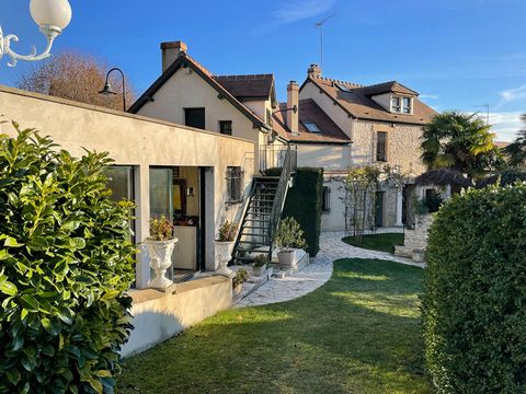 In the heart of Giverny, charming village of Claude Monet, rare for sale. Ideal artists! Workshops for creation, exhibition.... Lovely old property covered in small tiles on a flat and enclosed plot of 1239m2. Entrance to living room with fireplace, ...