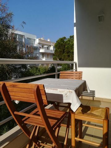 The apartment with TV and internet is ideal for families or nomadic workers, the wi-fi has a very good quality. It is located close to shops and services (10 minutes on foot). It has a balcony with a table and chairs, a bedroom with a double bed, a l...