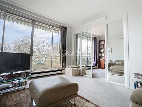Paris 16th - Bld de Montmorency - 4th floor - 3 bedrooms - 127 m2 - On the 4th floor of a secure luxury residence with services, apartment comprising an entrance, a double living room of 37 m2 opening onto a master suite with its bathroom and separat...